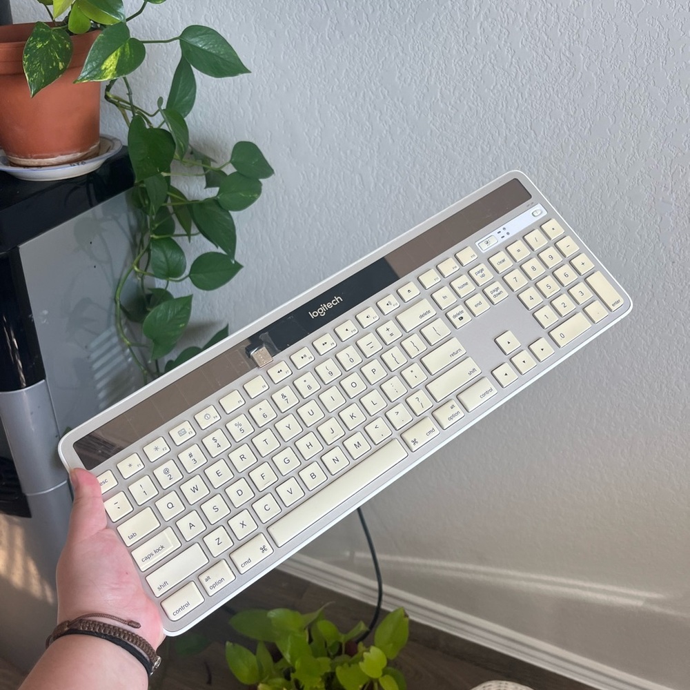 K750 Witeless Solar Keyboard